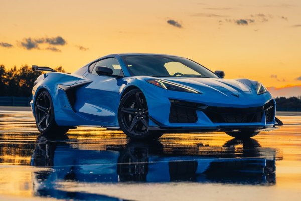 И обикновеният Corvette, и тунингованият Z06 си остават верни на атмосферната мощ. Z06 всъщност й изневери в предишната генерация на модела, с код С07, но при новото поколение С08 670-те конски сили отново идват от добрия стар LT6 V8, способен да се развърта до 8600 оборота в минута. И да дава наистина несравнимо преживяване зад волана. 
