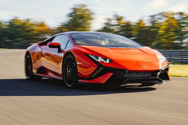 Най-достъпният модел на повечето марки обикновено е твърде голям компромис. Но тук все пак говорим за Lamborghini, където даже най-евтината кола е с чудовищен атмосферен V10 с обем 5.2 литра. За жалост не му остава още много живот, но все още е достъпен на пазара. 
