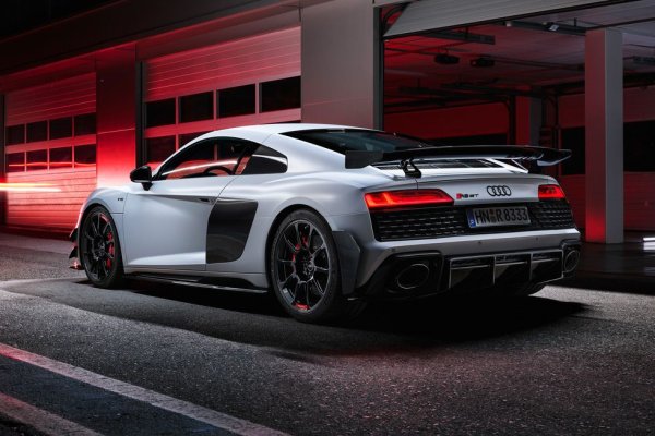 Още от дебюта си преди 16 години, първата суперкола на Audi винаги е използвала двигатели с естествено пълнене. Независимо дали ще изберете базовия атмосферен V8, или върховия V10 (същия като при Lamborghini), просто няма как да сбъркате, казват експертите на R&T. 