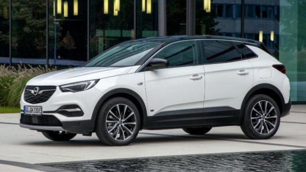 Някога Opel беше доминиращият играч на европейския пазар на автомобили и първият кросоувър с голям пробег само на ток. Сега, с 60 км няма да изненадате никого. Което не може да се каже за задвижващата система с мощност от 300 коня, което е доста впечатляващо за компактен кросоувър.