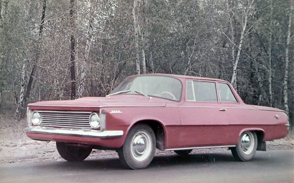 Още един проект от стъклопласт, който обаче няма толкова прогресивна конструкция. Автомобилът "Заря" е построен през 1966 година, като до голяма степен напомня "Волга" ГАЗ-24, която обаче се появява 4 години по-късно. В основата му са агрегатите от ГАЗ-21, а в дизайна се забелязват препратки към появилия се по това време Ford Falcon.