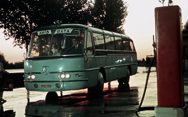 През годината, в която Юрий Гагарин излита в Космоса, инженерите и дизайнерите на Лвовския автомобилен завод (ЛАЗ) създават впечатляващ за времето си концептуален модел на автобус. Освен с дизайна си той впечатлява още с пневмаетичното си окачване, хидроусилвателя на волана, 5-степенната механична скоростна кутия и новия V8 мотор от ЗИЛ-110 с мощност 150 к.с.
