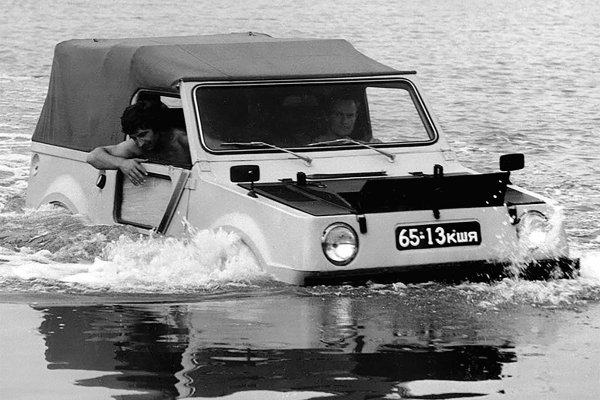 Какво не достига на безсмъртната "Нива", която се произвежда без промени от 1977 година насам? Не става дума за мотор, луксозен салон или трансмисия - всичко това са дреболии. Представете си, какво щеше да бъде тя, ако можеше и да плава!