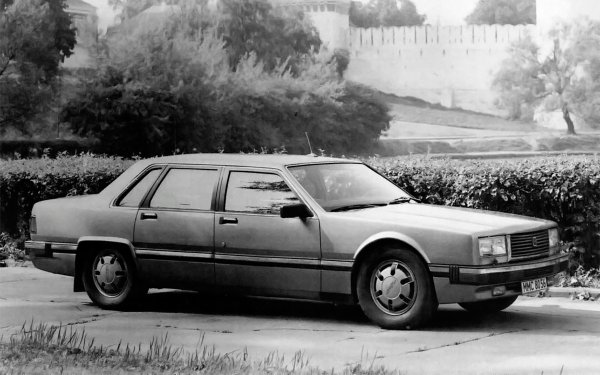 Автомобилът представлява огромна крачка напред в сравнение с предишните модели. ЗИЛ-4102 има носеща конструкция вместо рама, а каросерията е направена от композитни материали, което позволява намаляване на теглото с повече от половин тон в сравнение с предишния модел 4104. Под капака е поставен V8 мотор с 315 к.с., който позволява ускорение от 0 до 100 км/ч за 10,5 секунди