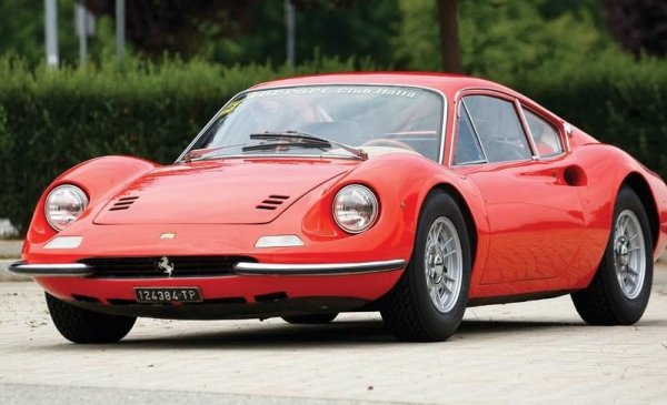 Още една творба изпод четката на блестящия Леонардо Фиораванти. Първоначално Dino е замислено като отделна, обособена марка, после от маркетингови съображения все пак получава и името Ferrari. При дебюта му в Париж през 1965 публиката е зашеметена от съвършените пропорции и елегантния интериор. А по-късно оригиналният двулитров мотор е заменен от по-голям, 2.4-литров, за да се бори Dino с новопоявилия се конкурент - Porsche 911.
