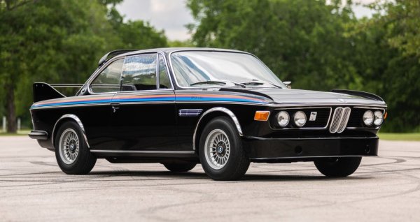 Успешната състезателна история може да повиши сексапила на всеки автомобил. А оригиналното BMW 3.0 CSi и без това има предостатъчно. Неговата хомологизирана пистова версия получава добавката L заради използването на олекотени (Lеicht) метали като високоякостна стомана и алуминий. Теглото е с 250 кг под стандартното купе, променена е и аеродинамиката, включително и с добавянето на задното крило, което именно носи на тази кола прякора "Батмобил". 
