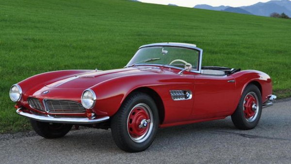 Този лек, елегантен силует е дело на германски аристократ - граф Албрехт фон Гьорц (макар че всъщност той само се представя за граф, титлата се пада на големия му брат). 507 отстъпва като мощ на конкурентите от Jaguar и Mercedes, но по скромното ни мнение ги бие като дизайн. За жалост колата излиза толкова скъпо, че само около двеста души си я купуват, и BMW се оказва на ръба на фалита. Но един от тези двеста души е Елвис Пресли. А след това Елвис купува и второ 507 като подарък за Урсула Андрес. Повече сексапил от това на едно място ни е трудно да си представим. 
