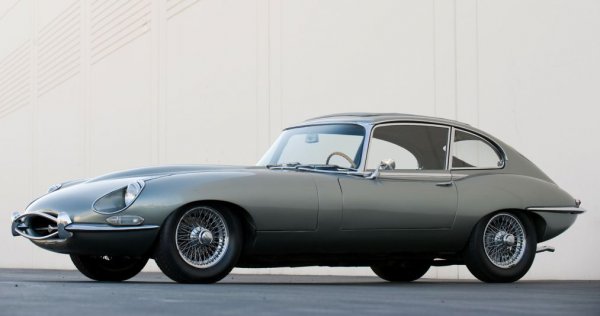 Eдин недотам изтънчен журналист преди години нарече този дизайн "фалос на колела". Но E-type не е само дизайн - той е и интересно инженерно решение със стоманената самоносеща конструкция и новаторското за епохата независимо задно окачване. И със завидната си скорост, благодарение на 3.8-литровия мотор. 
