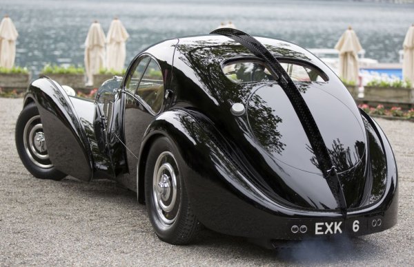 Един от редките случаи, когато формата следва функцията, и резултатът е естестически шедьовър. Необичайната задница на този автомобил загатва за скорост и стабилност, но всъщност е породена от решението на конструктора Жан Бугати да използва за купето металната сплав електрон - само че не в античното й значение, на смес от злато и сребро, а в съвременното, в което основната съставка е магнезий. На практика ефектната "перка", преминаваща по покрива, позволява отделните панели да се съединят здраво един с друг. Но всъщност само първите четири бройки са произведени от магнезий. 
