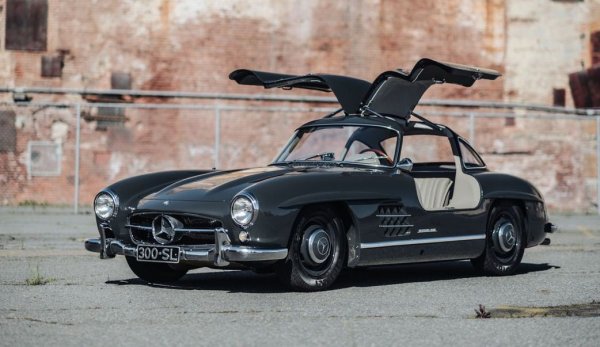 Ето още един пример как стилът може да следва функцията с отлични резултати. Най-запомнящата се черта на 300SL и досега са неговите врати тип "чайка", отварящи се нагоре. Но всъщност те не са самоцелна приумица, а инженерно решение, развито да повиши устойчивостта на каросерията. 
