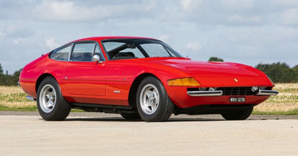 Достатъчен за място в нашата класация би бил и само външният й вид. Но освен това Daytona умее и да върви. И то как: по-бърза е от всяко друго GT от онова време, включително от Lamborghini Miura и Maserati Ghibli. Дизайнът отново е на Леонардо Фиораванти. А версиите със скриващи се под капака светлини са родени от американските закони за безопасност през 70-те. 
