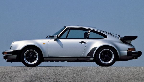Трудно е да се избере най-добрият представител на модел, който вече половин век се придържа към един и същи дизайн. Но ако все пак се налага, бихме посочили 911 Turbo 3.3 от 1978. По-широкото купе на турбо версията и внушителният спойлер създават наистина паметен силует. 
