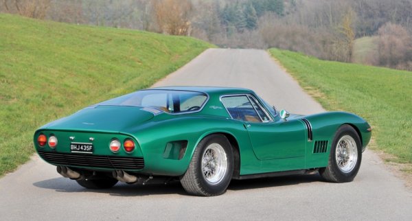 Джото Бидзарини доста време е главен състезателен инженер на Ferrari, но след поредната разправия със стария Енцо напуска през 1961. После се хваща да работи в Iso и доразвива A3/C, с оригинален дизайн на Джуджаро. През 1965 Джото се скарва и с Iso, и започва да прави колата под собственото си име, и с 5.3-литров мотор от Chevrolet.
