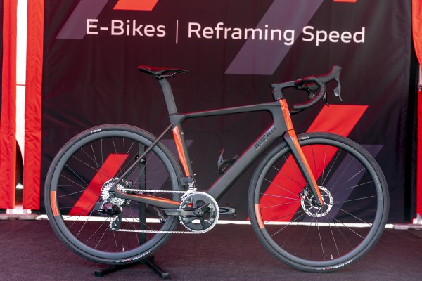 Ducati Futa е от висок клас, предназначен за любители, които търсят велосипед за ежедневни тренировки. Монококовата рамка от въглеродни влакна UD се отличава с издръжлива геометрия. Карбоново кормило на Vision се характеризира с 10&deg; завой напред, което според Ducati позволява на водача по-ергономичен захват. 

Карбоновата вилка е оборудвана с интегрирани канали за спирачната обвивка Sram Axs, докато тръбата на седалката Ducati Carbon UD е комбинирана със седлото Selle Italia - SLR Boost. Рамката се предлага на пазара в четири размера : S, M, L и XL. Компактната задна опора, в комбинация с понижените верижни стойки, прави велосипеда по-ергономичен и аеродинамичен. Цената започва от 7690 евро. 
