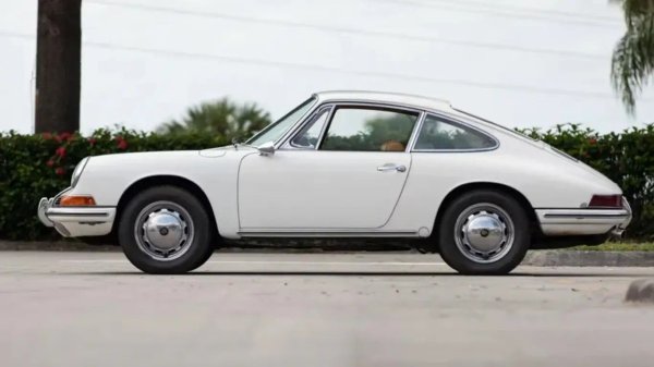 Безспорно това е най-устойчивият фастбек в света. Очертанията на първото поколение са оцелели след революции и десетилетия, оставайки разпознаваеми във всяко ново тяло.