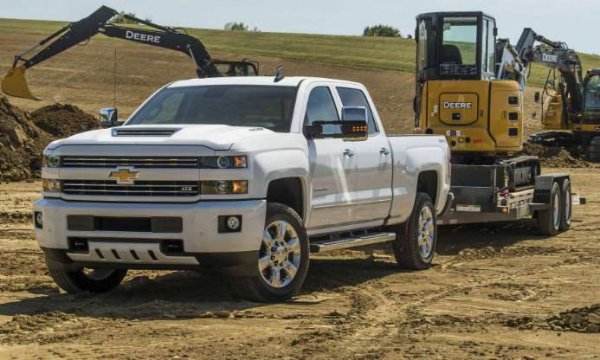 Когато потребителите търсят тежкотоварни машини, техният избор значително се стеснява. Silverado HD от 2018 година съчетава впечатляващи възможности с удобна кабина и лекота на шофирането. 

Инженерите подобриха последното благодарение на новия усилвател на волана Digital Steering Assist на Chevrolet, проектиран да направи тегленето и придвижването по-лесно за управление. Освен това, този пикап може да тегли до 10,5 тона.