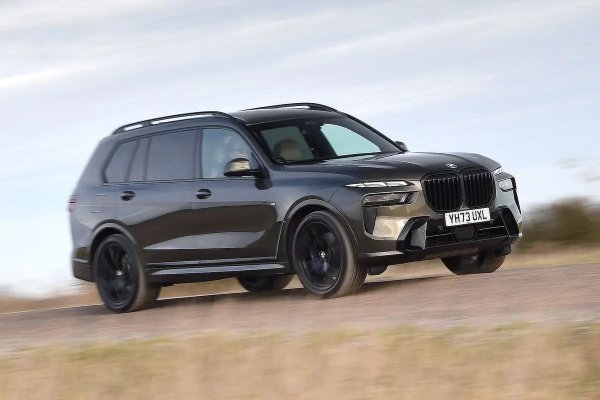 Разкошни материали покриват всяка повърхност на един изключително просторен интериор, а възрастните могат да се настанят удобно на втория ред и дори на третия ред могат да седнат 6-футови седалки без риск от схващане. Вариантът xDrive40i с 3,0-литров мотор с 375 к.с. вдига 100 км/ч от място за 5,8 секунди, а разходът на гориво е 8,1 л/100 км.

Предимства: изключително тих интериор, невероятно просторен и практичен, страхотна информационно-развлекателна система.