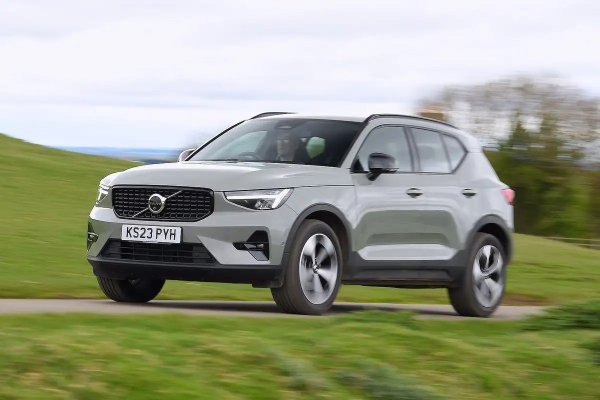 Ключът към привлекателността на XC40 е колко добре се отнася към водача си. Малко семейни SUV ви дават по-добър изглед напред, благодарение на повдигнатата (и много естествена) позиция на водача и тънките колони на предното стъкло. Меката хибридна система с 2,0-литров мотор със 197 к.с. позволява ускорение до 100 км/ч за 7,9 секунди.

Силни страни: стилен и качествен интериор, удобно возене на повечето версии,  комплект за безопасност.