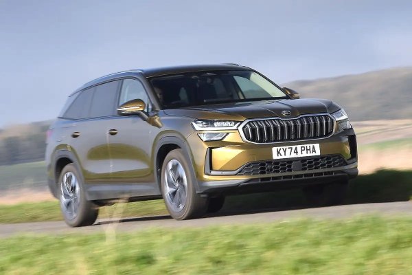 Skoda Kodiaq може и да няма блясъка на други седемместни SUV в този списък, но компенсира това със солидна доза здрав разум. Малко превозни средства са по-подходящи за семейни задължения, в петместен режим багажникът е колосален, като бебешките колички влизат, без да достигат до страните. Разходът на гориво на тази версия е 5,9 л/100 км.

Предимства: удобно возене и добро шофиране, просторен салон с огромен багажник, висока стойност при препродажба.