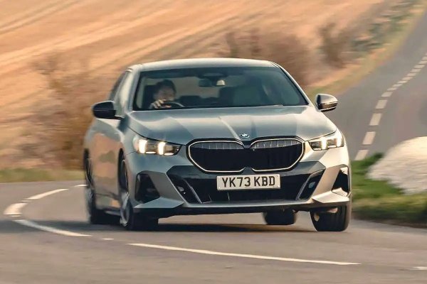 Плавност, елегантност и динамика са това, за което BMW 5s се цени. В меката хибридна версия 520i M Sport автомобилът има 184 к.с. и ускорява до 100 км/ч за 7,9 секунди. Разходът на гориво е около 5,2 л / 100 км, а багажник побира 520 литра.

Предимства: комфорт от бизнес класа, хладно управление, висококачествен интериор.