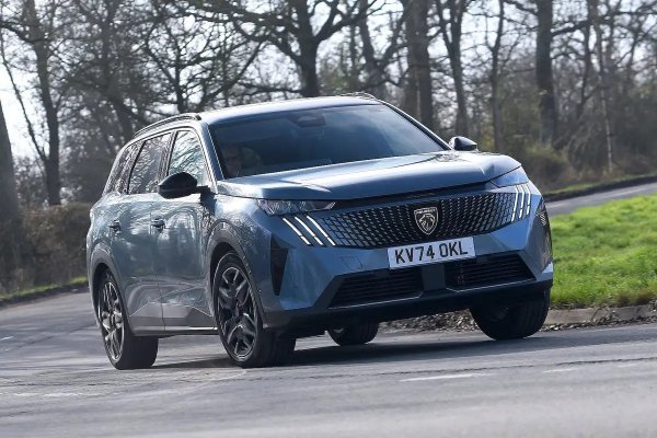 Седемместният кросоувър не отстъпва на дори по-скъпите SUV, като неговият мек хибрид, базиран на 1,2-литров двигател, произвежда 136 к.с. Разход на гориво - 4,9 л / 100 км, което го превръща в доста изгодно предложение.

Предимства: просторен интериор, практичност, модерен интериор.