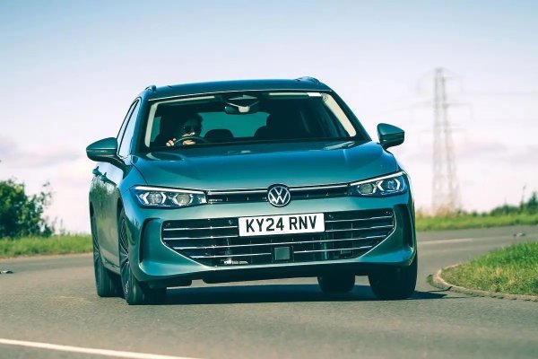 Новият Passat се предлага само като комби, което го прави супер практичен. Мощността на тази версия е 150 к.с., като тя ускорява от 0 до 100 км/ч за 8,1 секунди. Разходът на гориво - 4,6 л / 100 км, а багажникът има обем 510 литра.

Предимства: спокойно возене, голямо пространство, тих и удобен интериор, направен от качествени материали.