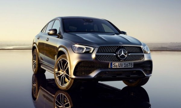 Eто марката, която успява отчетливо да подобри резултатите си не само от миналата, но и от по-миналата година, когато за същия период имаше само 294 регистрации. Благодарение на това Mercedes излиза начело в премиум сегмента за пръв път от над десетилетие. 
При най-продаваните модели е пълна доминацията на по-скъпите кросоувъри: 107 регистрации за GLE, 66 за GLC и 60 за GLS. Много добре се продава и новата S-class, с 45 регистрации. 

