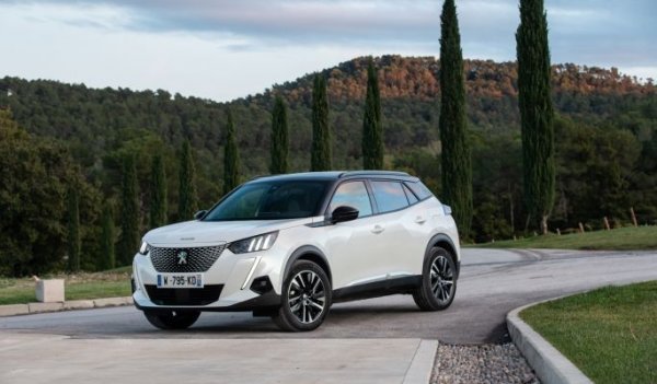 И при Peugeot продажбите през 2021 са по-добри, отколкото през 2020. Най-продаваните модели са лекотоварният Boxer - 129 регистрации, и кросоувърът 2008 - 111. По-нататък се нареждат Peugeot 3008 - 84, Partner - 65, 208 - 57, Rifter - 49, 5008 - 41, 308 - 30.
