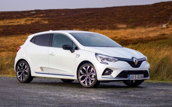 Френската марка имаше затруднения през първите два месеца, но навакса през март и април. Първенец по продажби очаквано е Clio - 353 автомобила. Следват Master - 260, Captur - 164, Megane - 105, Trafic - 37. 
