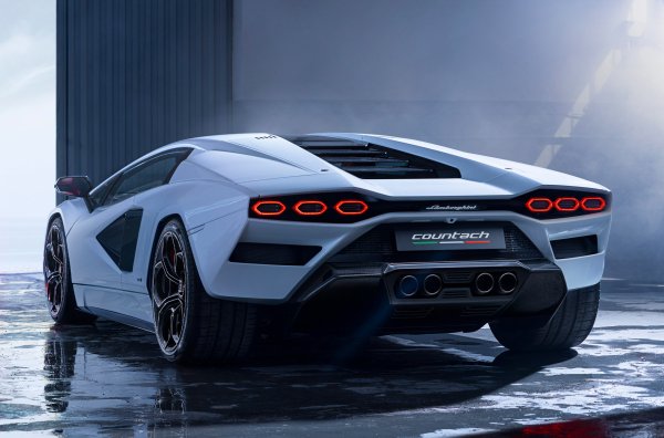 До момента е регистриран само един такъв случай - от октомври в Катар, където един от четирите панела е паднар от колата. След него автомобилният производител започна разследване. Оказа се, че е допусната производствена грешка. Собствениците на засегнатите превозни средства ще бъдат уведомени за изтеглянето от пазара от 13 януари следващата година. Специалисти от компанията ще огледат стъклото и ще го сменят, ако е необходимо.