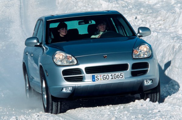 Германската фирма изтегли близо 200 000 автомобила, след като в края на пролетта установи, че някои от произведените коли нямат уплътнителни капачки, които покриват механизма за хоризонтално регулиране на главната оптика. Става въпрос за 193 259 екземпляра от четири модела, произведени от 2002 до 2019 г. 