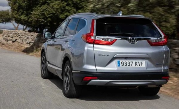 Този модел е на пазара от доста време – от 1996 г., като съкращението CR-V е добре познато. А то означава „Comfortable Runabout Vehicle“ (удобно, малолитражно превозно средство). 