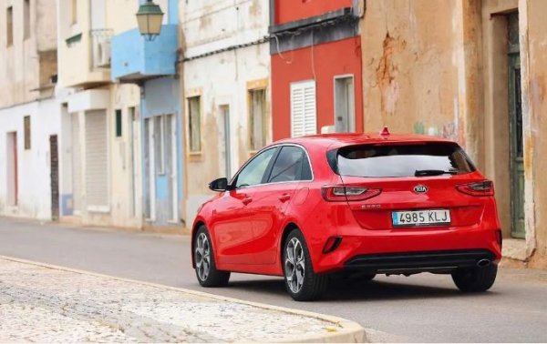 Ceed е акронимът на Общността на Европа с европейски дизайн. Целна е да стане ясно, че този модел е разработен изцяло на Стария континент - от дизайна до производството.