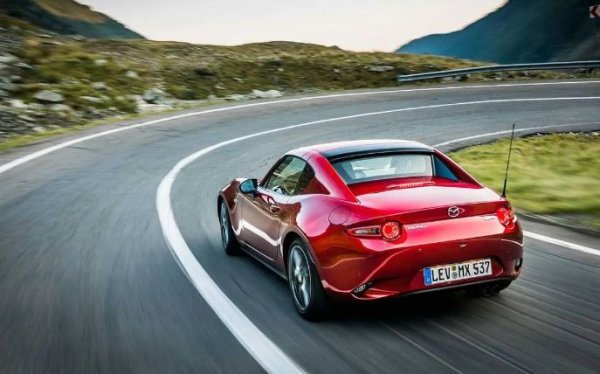 В този случай имаме две неизвестни. MX-5 означава Mazda Xperimental и проект 5, докато RF крие името „Retractable Fastback“ (фастбек с прибиращ се твърд покрив).