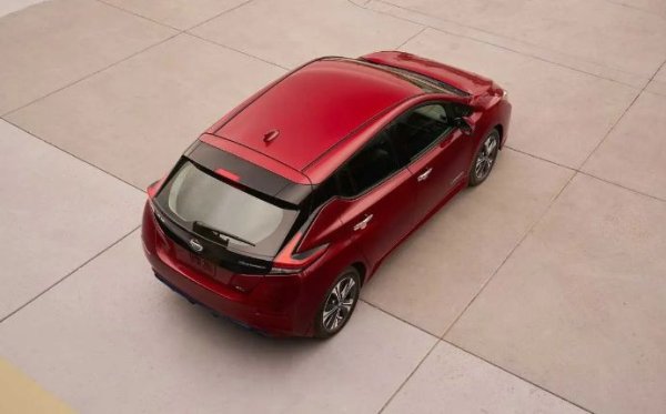 Името на японския електрически автомобил крие много качества - водещ, екологичен, достъпен, семеен автомобил. Тоест лидер в своя сегмент, щадящ околната среда, достъпен като цена и автомобил за семейството. Общо-взето – всичко.