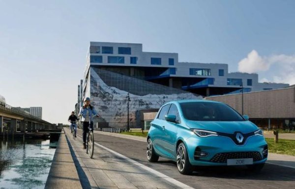 Името подсказва изцяло електрическото задвижване или по-точно нулевите вредни емисии.  ZOE включва обозначението Zero Emissions (нулеви емисии) в името си, с което прави нещата много ясни.