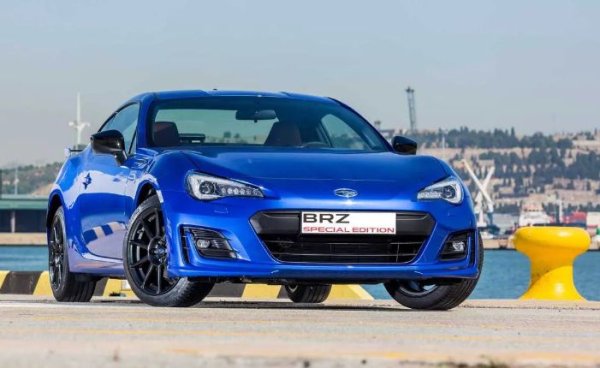Дори и да не знаете какво означава BRZ, ако се замислите малко, със сигурност ще познаете причината за първите две букви.  „B“ се отнася за боксерния двигател на спортната кола, докато „R“ e за задното задвижване (RWD). „Z“ вече е по-трудно за разбиране - то e за Зенит (най-високата точка, която достига една звезда).