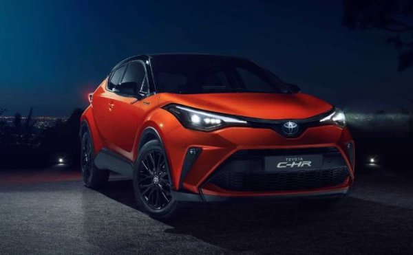 Компактният SUV се превърна в истински хит на пазара, като предлага много оригинален образ, свързан с хибридната му система. Оттам идва и името му - Cool Hybrid Revolution (яка хибридна революция).