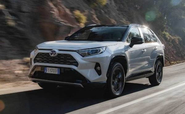 Името на най-популярния японски SUV крие в абревиатурата си името „Recreational Activity Vehicle 4 Wheel Drive“ (автомобил за рпазвлечение на активни хора със задвижване на четирите колела). С него се посочват качествата на първите SUV-автомобили. 