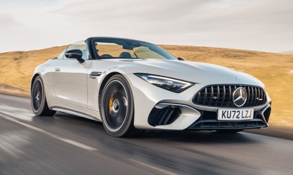 Този хибриден роудстър съчетава мощността на традиционен бензинов двигател с ефективността на електромотор. Под капака се крие 4-литров V8 двигател с два турбокомпресора, който, съчетан с електромотор, развива впечатляващите 816 к.с. Ускорението до 100 км/ч става за едва 2,9 сек, а максималната скорост е електронно ограничена на 317 км/ч. Интересна характеристика е активната аеродинамика, която подобрява сцеплението при високи скорости.
