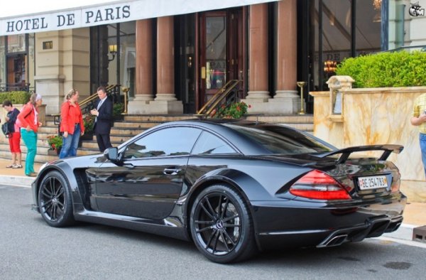 Този брутален спортен автомобил е предназначен за онези, които ценят безкомпромисната производителност. 6-литровият V12 двигател с два турбокомпресора развива 661 к.с. и 1000 Нм максимален въртящ момент. Максималната скорост е 320 км/ч, а ускорението до 100 км/ч отнема само 3,7 сек. За намаляване на теглото широко са използвани въглеродни влакна и други леки материали.
