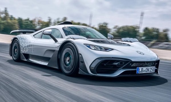 Хиперавтомобилът Mercedes-AMG ONE е истински състезателен болид, пригоден за използване по обществените пътища. Неговата хибридна задвижваща система, заимствана от болидите от Формула 1, развива мощност над 1000 к.с. Максималната скорост е 353 км/ч, а ускорението до 100 км/ч отнема по-малко от 3 сек.
