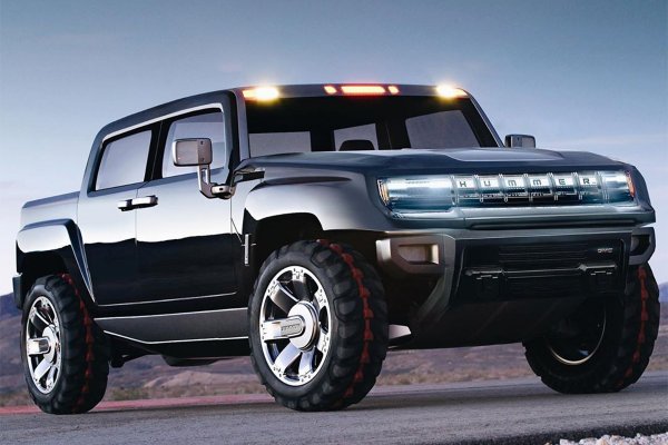 В основата на GMC Hummer е платформата BT1, която представлява модифицирана версия на модулната архитектура GMT T1XX, използвана за новото поколение на Chevrolet Tahoe. Всъдеходът ще се предлага с 3 електромотора, развиващи общо 1014 к.с., което е с 3 пъти повече от 5,3-литровия V8, поставян на топ-версията Hummer H3. Въртящият момент на колелата с отчитане на предавателния редуктор ще достигне невероятните 15 500 Нм.