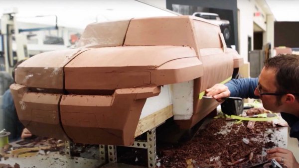 Новият Hummer ще получи и специална „всъдеходна“ камера, подобна на системата Land Rover ClearSight Ground View, която се нарича още „прозрачен капак“. При нея с помощта на специални датчици се оформя релеф под долната част на автомобила, а данните от камерата се предават на дисплей, което улеснява шофьора при движението по тежък терен.

Освен това, GMC Hummer ще стане един от над 20-те нови модела на General Motors с фирмената система за автономно движение Super Cruise. В случая, електрониката ще може напълно да контролира кормилното управление, както и подаването на газ и спирачната система, като това ще става само при движение по магистрала.
