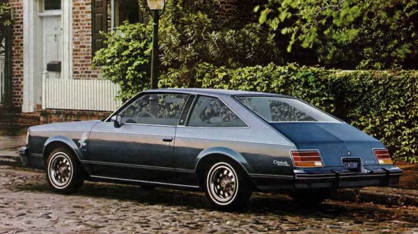 Когато идва моментът да намали размерите на своите успешни коли от среден клас, General Motors решава, че Buick Century и Oldsmobile Cutlass трябва да имат европейски вид &ndash; а какво може да бъде по-европейско от хечбек?

Резултатите, както можете да видите, са очаквано ужасни. Технически автомобилите Aeroback не са хечбек, тъй като имат конвенционален капак на багажника, но потребителите не се оплакват, защото са твърде заети да не ги купуват.
GM е толкова уверен в дизайна, че не си прави труда да предложи традиционна версия седан.
Продажбите спадат, но не замират напълно, благодарение на конвенционалното комби и доста атрактивното купе. GM пуска в производство истински седан за 1980 г., но по причини, които не могат да бъдат напълно обяснени, изпълнението на Aeroback с две врати е отложено до 1981 г. Ако се чудите защо стилът на GM е толкова скучен навсякъде през 80-те години, вече знаете.
