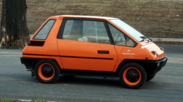 Седемдесетте години на миналия век били времена на големи предизвикателства. Автомобилните дизайнери тогава опитвали всякакви визии с които автомобилите да са по-атрактивни и по-добри за клиентите. Голямата петролна криза в първата половина на десетилетието тласнала много развитието на по-малки и по-икономични коли, като в тези години са създадени и някои от най-успешните компактни машини.