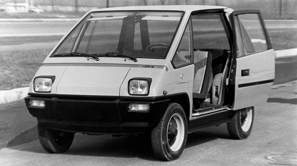 По-няколко причини: забравете за Peugeot 1007, това е бил първият градски автомобил с плъзгащи се врати. Или поне щеше да бъде, ако беше влязъл в серийно производство. При това, с чисто механични врати, а не тежки с електроника и електромотори, които се отварят безкрайно мудно. На всичкото отгоре, Vettura е с цели 26 см по-къса от и без това късият Fiat 126, но благодарение на изключително креативните си дизайн и форми, предлагала достатъчно място за 4 човека. Все пак говорим за миниатюрен предшественик на минивановете, доста преди те да станат масови.