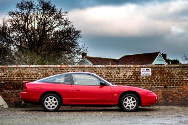 Тук става въпрос по-скоро за непряк съперник, който идва със сходна динамика и по-малко места в салона... Версията S13 на японския модел е само с около 45 конски сили по-назад по отношение на мощността на М3, а цените са в пъти по-ниски.