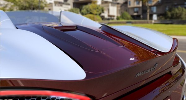 Отборът на Брюс Макларън жъне сериозни успехи през 70-те в прословутите Канадско-американски серии (или Can-Am). Тази кола им отдава специална почит с червените си панели от въглероден композит, съчетани с бели елементи и някои дребни нови детайли в интериора. 
