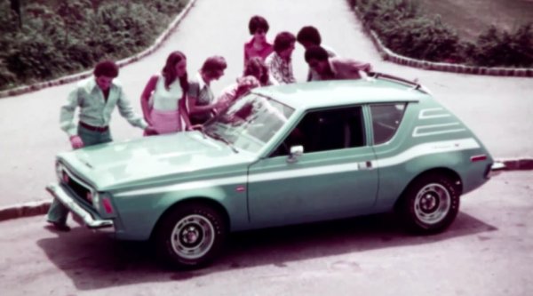 Иконата в производството на дънки е почетена от този автомобил, който не само е боядисан в индигово синьо отвън, но и е тапициран с дънков плат отвътре, с копчета и ципове по седалките. Странно защо ли идеята не се наложи...
